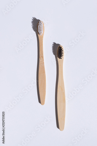 Foto close up of two bamboo toothbrushes isolated on white background, sustainable or