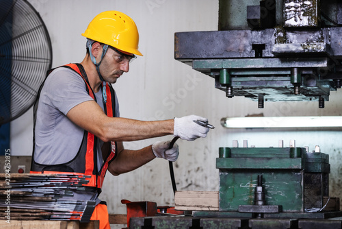 Quadro su tela Industrial Worker Cleaning Press Machine with Compressed Air for Preventive Main