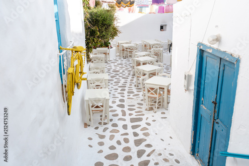 Fotografía Charming courtyard in Naxos Greece adorned with vibrant colors and traditional a