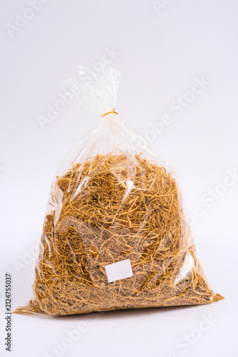 Foto Dried American ginseng rootlets packaged in plastic bags
