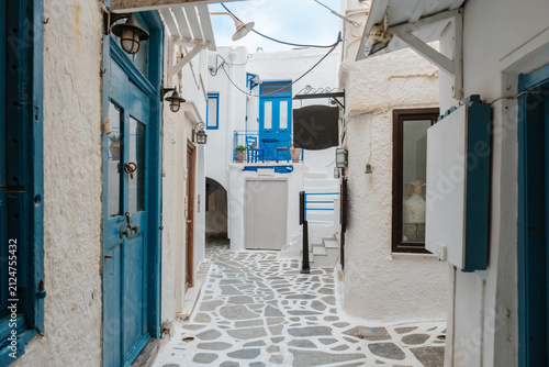 Fotografía Explore charming streets of Naxos, Greece, adorned with blue doors and whitewash