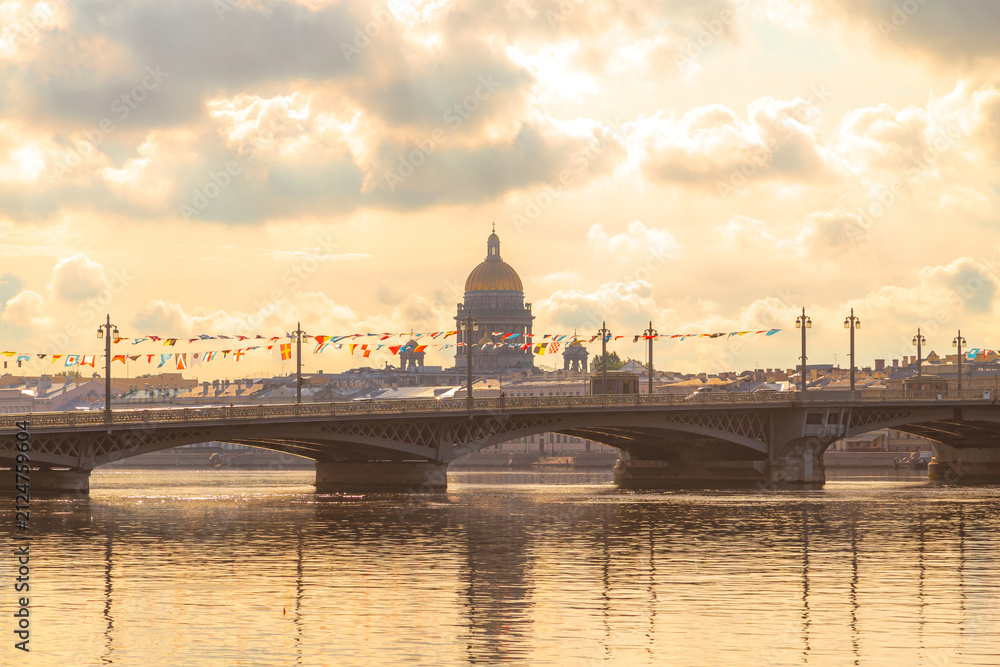 Obraz premium St Isaac's Cathedral, the Neva River and the Annunciation Bridge at dawn.