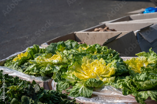 Foto Fresh Korean bomdong cabbage at traditional local street market for vegan cuisine
