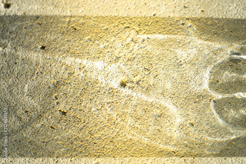 Foto Intense golden acrid light pulsates, reflecting on the uneven concrete ground