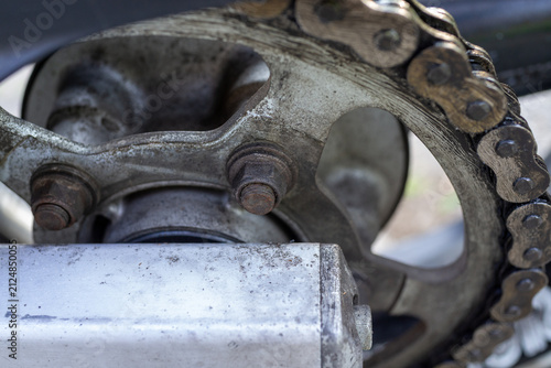 Fotografie Worn motorcycle sprocket and chain showing rust and mechanical use