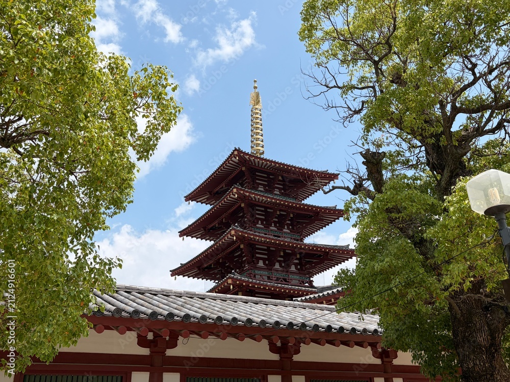 Naklejka premium Five-Story Pagoda Seen Through the Trees at Shitennoji Temple（木々の間から望む五重塔）