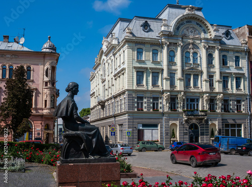 Foto Chernivtsi street view with statue and city buildings on a sunny day