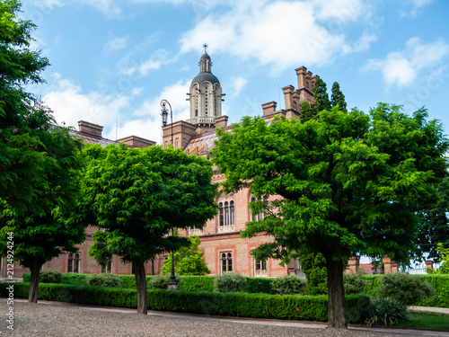 Foto Chernivtsi National University building surrounded by green trees under a clear