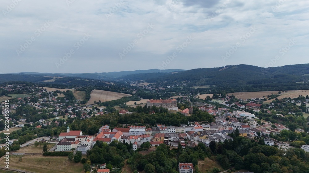 Fototapeta premium Neulengbach aus der Vogelperspektive mit dem Burgberg und der Burg Neulengbach 