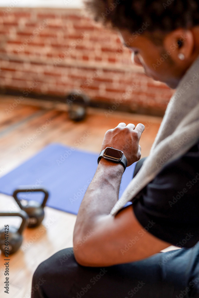 Fototapeta premium Fitness tracking during gym workout