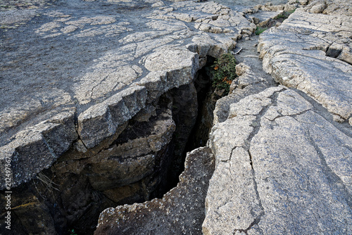 Cuadro en lienzo Deep Tectonic Fissure in Volcanic Rock