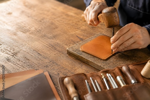 レザークラフトで革小物を制作する手元と工具の素材