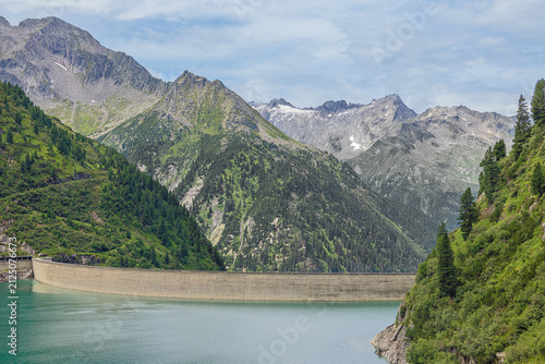 The dam crown of the Zillergrund dam and the Ahornspitze in the background