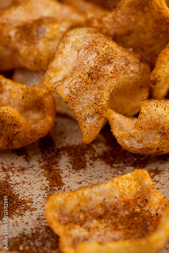 Foto mashed potato chips fried in a large amount of sunflower oil, sprinkled with red
