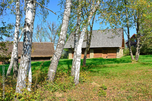 Foto Autumn scene in ethnographic park in Nowy Sacz, Poland
