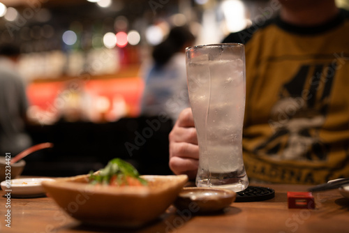 居酒屋で冷たいサワーを飲む男性