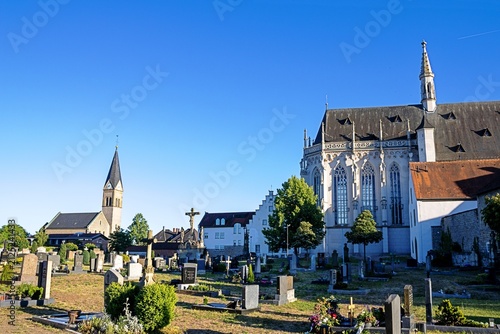 haßfurt, deutschland - friedhof mit spätgotischer ritterkapelle und christuskirche