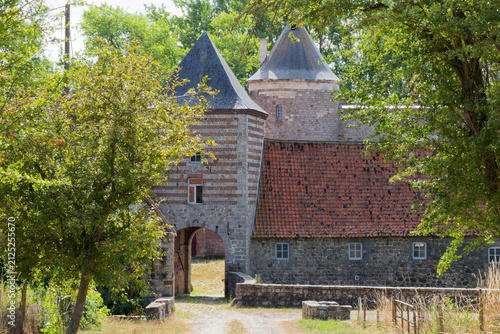 Entrée du vieux château d'Holain dans le Pas-de-Calais - France.