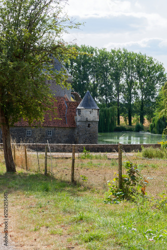 Donjon et douve du château d'Holain dans le Pas-de-Calais - France.