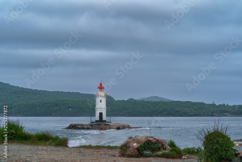 Foto Tokarevsky Lighthouse in Vladivostok, Primorye, Russia, at sunset