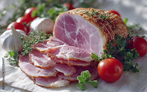 Sliced ​​ham is arranged on a table, surrounded by fresh herbs; white marbling is clearly visible on the meat slices, with tomatoes nearby and garlic in front. The illustration is rendered in t