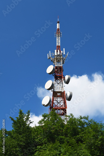 фотографія telecommunications repeater antenna used to transmit radio, television, or mobil