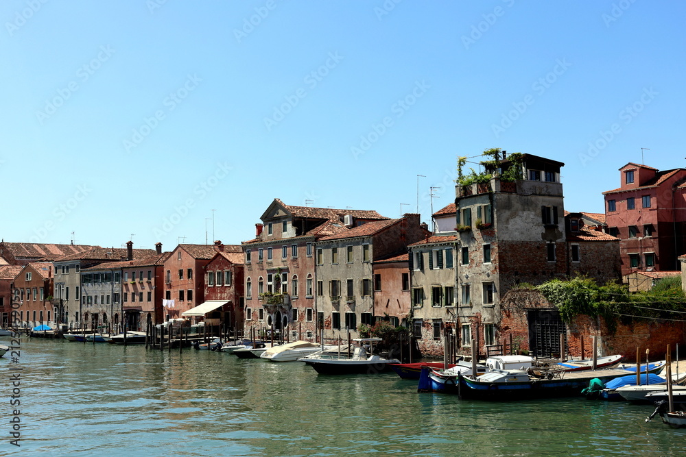 Obraz premium Brücke über einen Kanal im Stadtteil Castello von Venedig