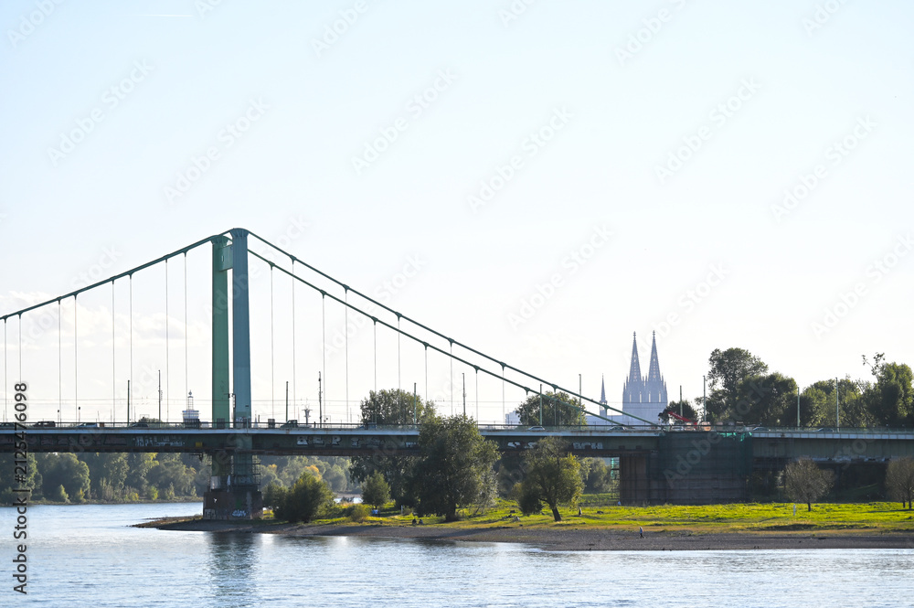 Fototapeta premium Köln, Rhein, Blick auf die Hohenzollernbrücke und Kölner Dom und Anlegestelle der Rhein-Kreuzfahrschiffe