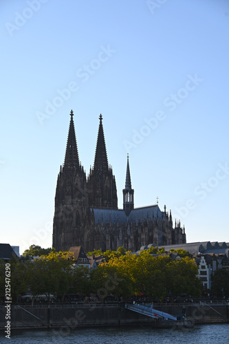 Köln, Rhein,  Kölner Dom,  Fluß-Kreuzfahrtschiff im  Gegenlicht der Abendsonne an einem schönen Septembertag