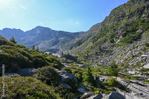 Foto Alpine Landscape with Rocky Terrain and Mountain Cirque
