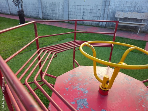 Foto Gira-Gira Infantil em Playground de Condomínio Residencial com Área de Lazer