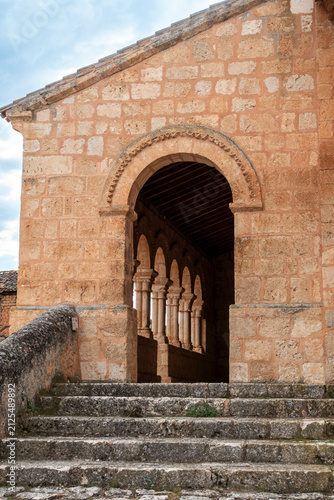 Fotografie Semicircular arch entrance with stone steps to the Romanesque porticoed gallery