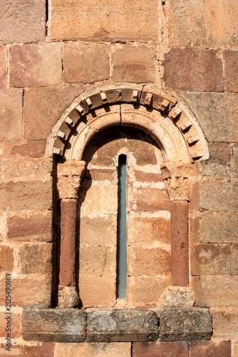 Konstfotografi Detail of the 12th century Romanesque apsidal window with round arch, billet mou