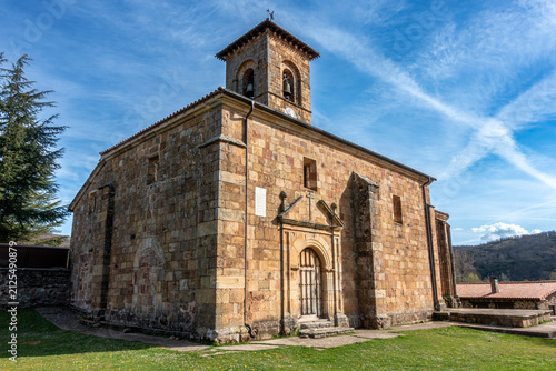Foto Iglesia de Santa Columba, a 12th century Romanesque stone church with later arch