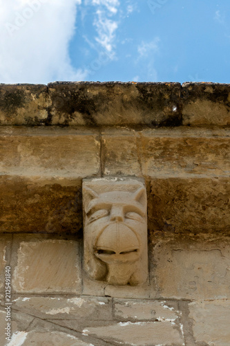 Obraz na plátně Romanesque-Gothic transitional carved corbel with zoomorphic hybrid head under eaves