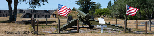 Cuadro en lienzo Large artillery gun and US flags at Historic military installation at Fort Steve