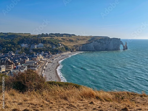 Canvastavla Panoramic view of Etretat beach, village and the famous Falaise d'Aval natural a