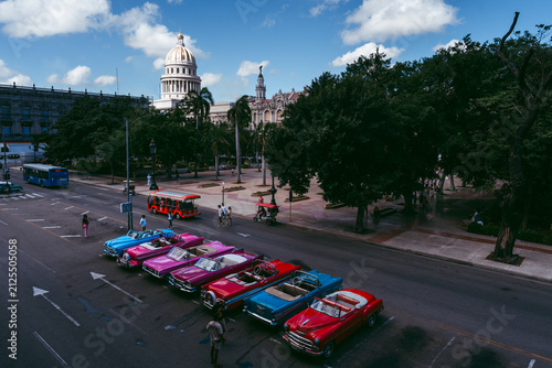 Plakat Colorful Classic Cars Waiting for Tourists at Havana Central Park with Capitol Building