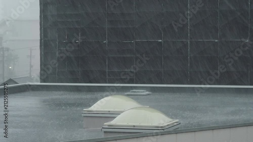 夏のゲリラ雷雨の様子と都市の住宅地のメンテナンス中のマンションの様子