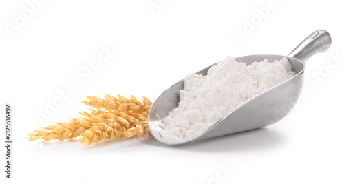 Foto Wheat flour in scoop and spikes isolated on white