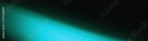 Fundo abstrato escuro com feixe de luz neon ciano. Textura com ruído granulado e gradiente brilhante suave sobre fundo preto. Banner panorâmico para design de tecnologia ou sobreposição.