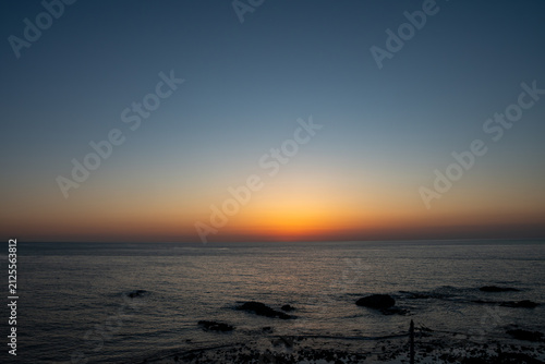 静かな海に沈む夕陽
