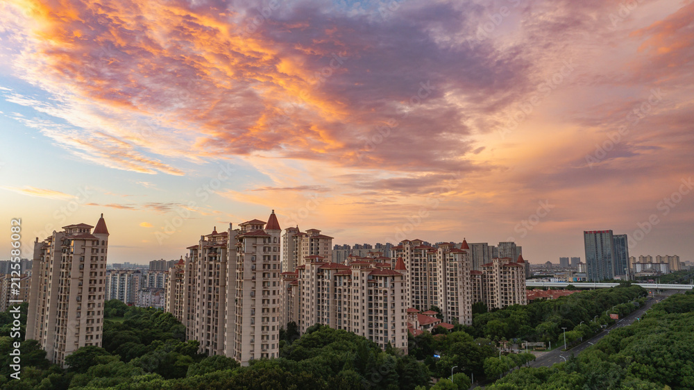 Fototapeta premium Residential Skyline Under Dramatic Sunset Clouds