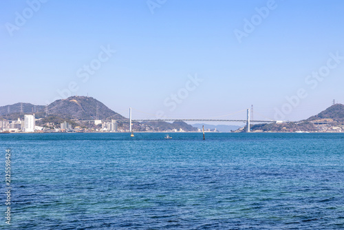巌流島から眺める関門橋と下関・門司港