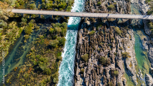Foto Drone view over bunski kanal bridge in bosnia herzegovina