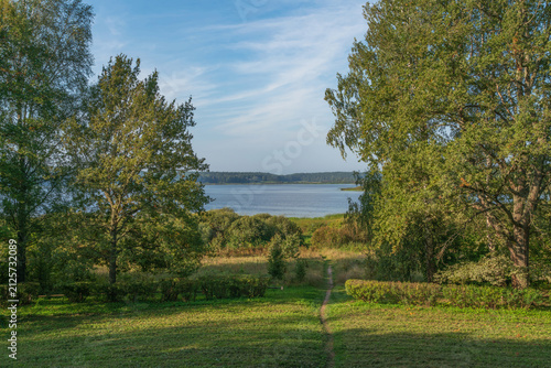 Foto A descent to Kuchane Lake from the Petrovskoye Estate of the Natural Landscape Reserve A