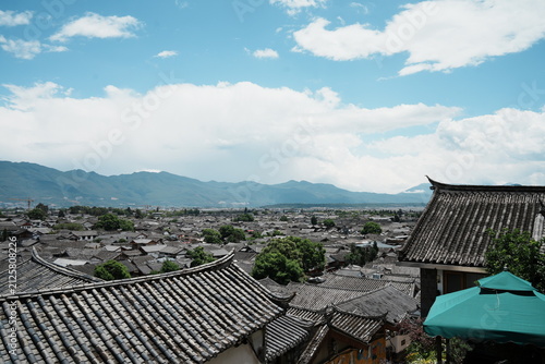 Foto Panoramic Overlook of Traditional Grey Tile Rooftops, Lijiang Ancient Old‑Town,