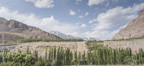 Quadro su tela Mountain landscape in the Pamir Mountains of Tajikistan, with rocky slopes and g