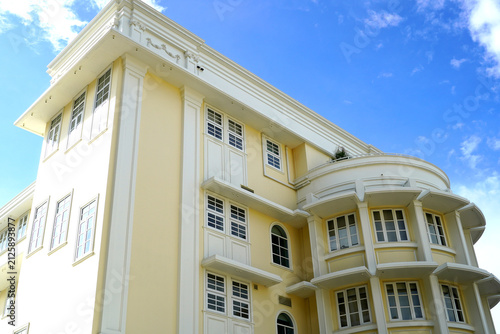 Rajadamnoen Architecture, a Neoclassical architectural style. Rajadamnoen Modern architecture, which focuses on geometric shapes.
