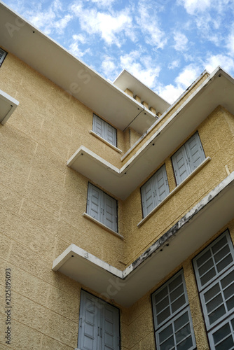 Rajadamnoen Architecture, a Neoclassical architectural style. Rajadamnoen Modern architecture, which focuses on geometric shapes.